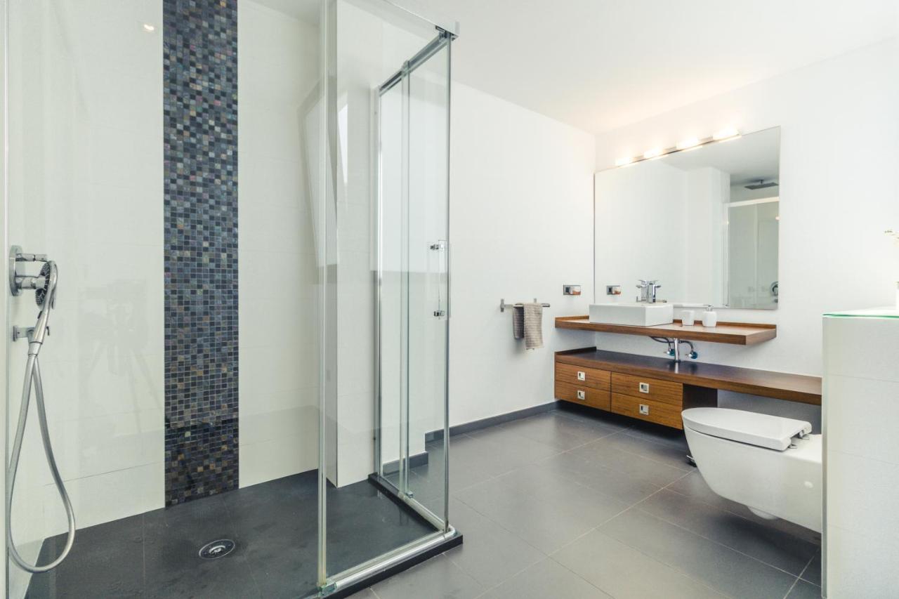 Top Views Beach Avenue Apartment